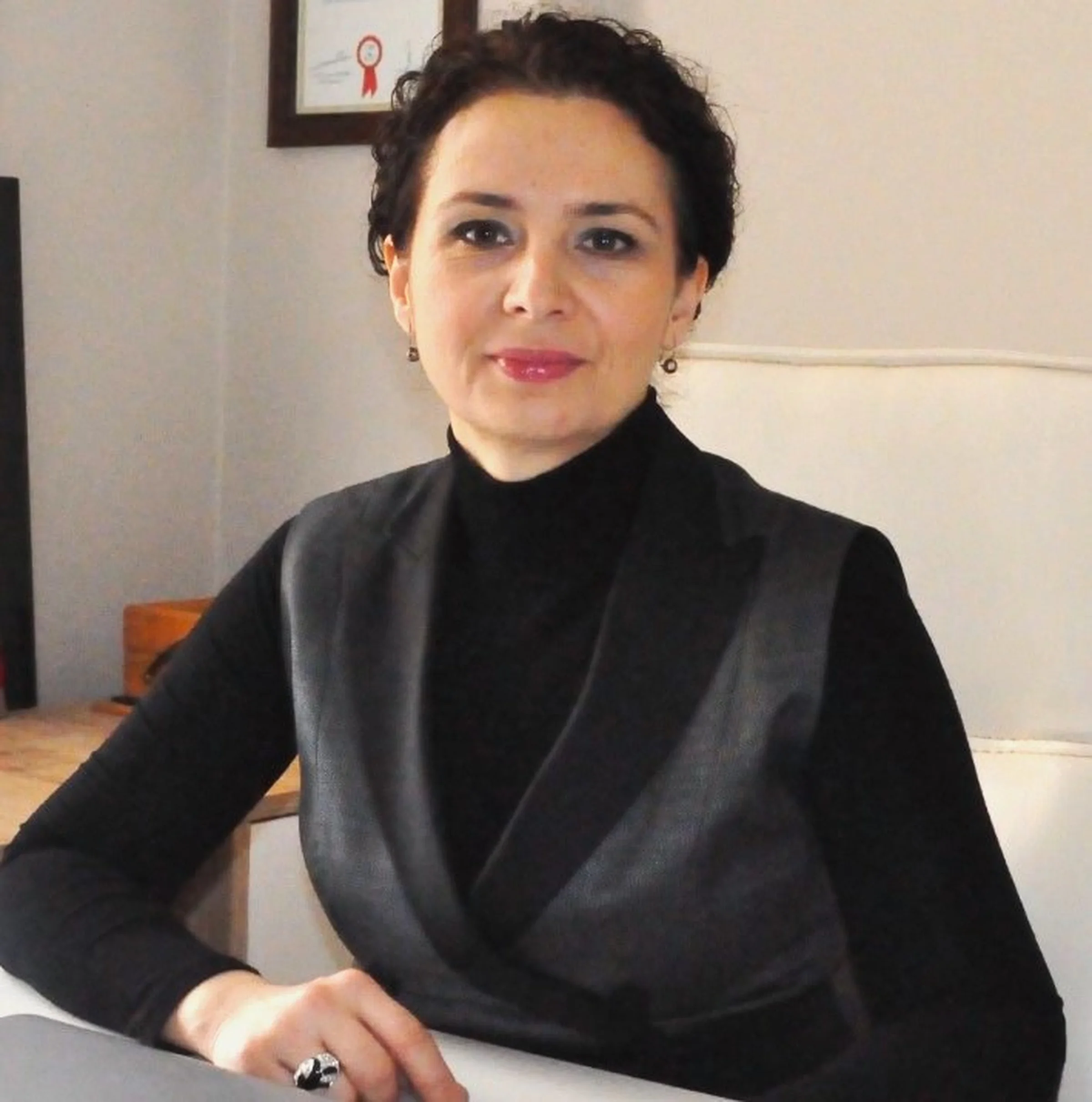 Dr. Ebru Parlayan Profil